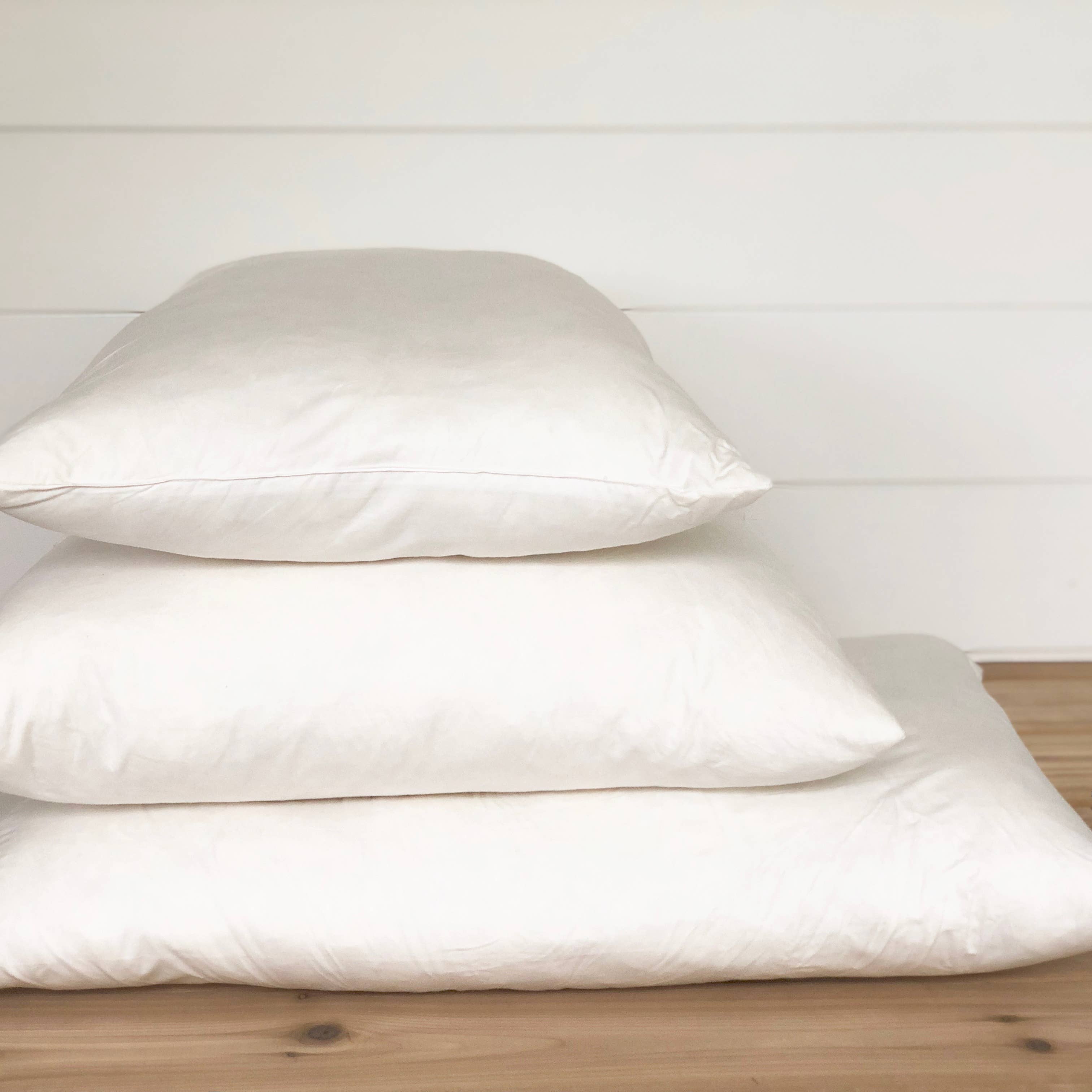 Down Alternative Pillow Inserts: 22" x 22"
