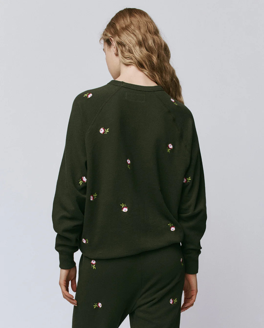 THE COLLEGE SWEATSHIRT W/ EMBROIDERED ROSES