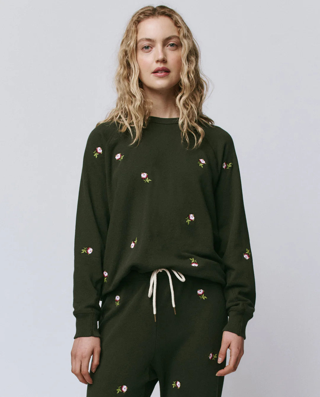 THE COLLEGE SWEATSHIRT W/ EMBROIDERED ROSES