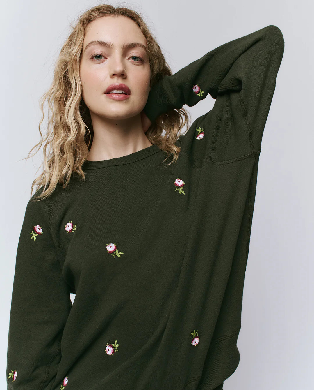 THE COLLEGE SWEATSHIRT W/ EMBROIDERED ROSES