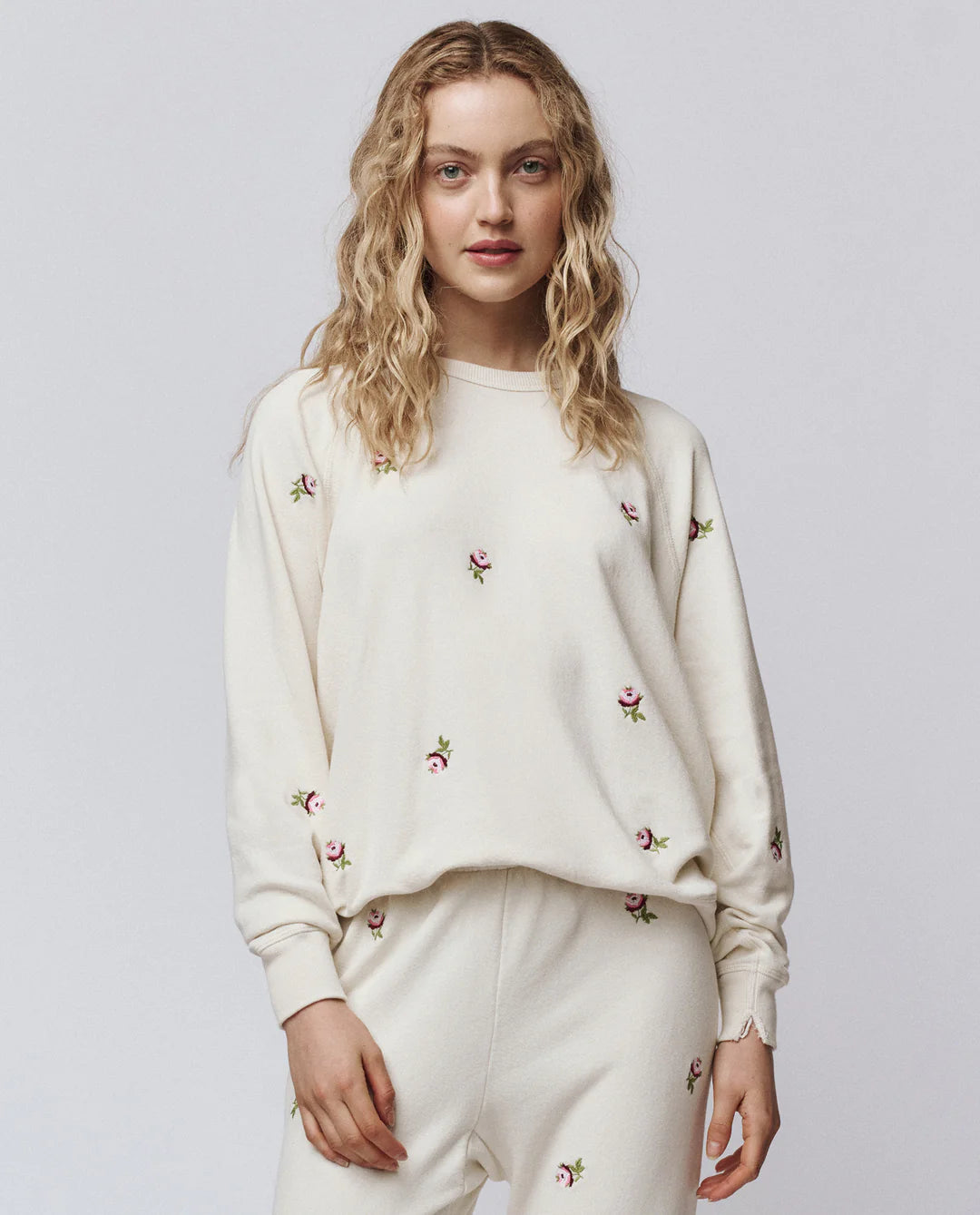 THE COLLEGE SWEATSHIRT W/ EMBROIDERED ROSES