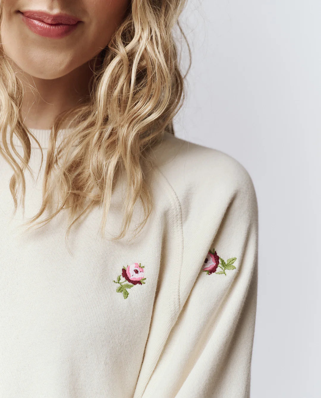 THE COLLEGE SWEATSHIRT W/ EMBROIDERED ROSES