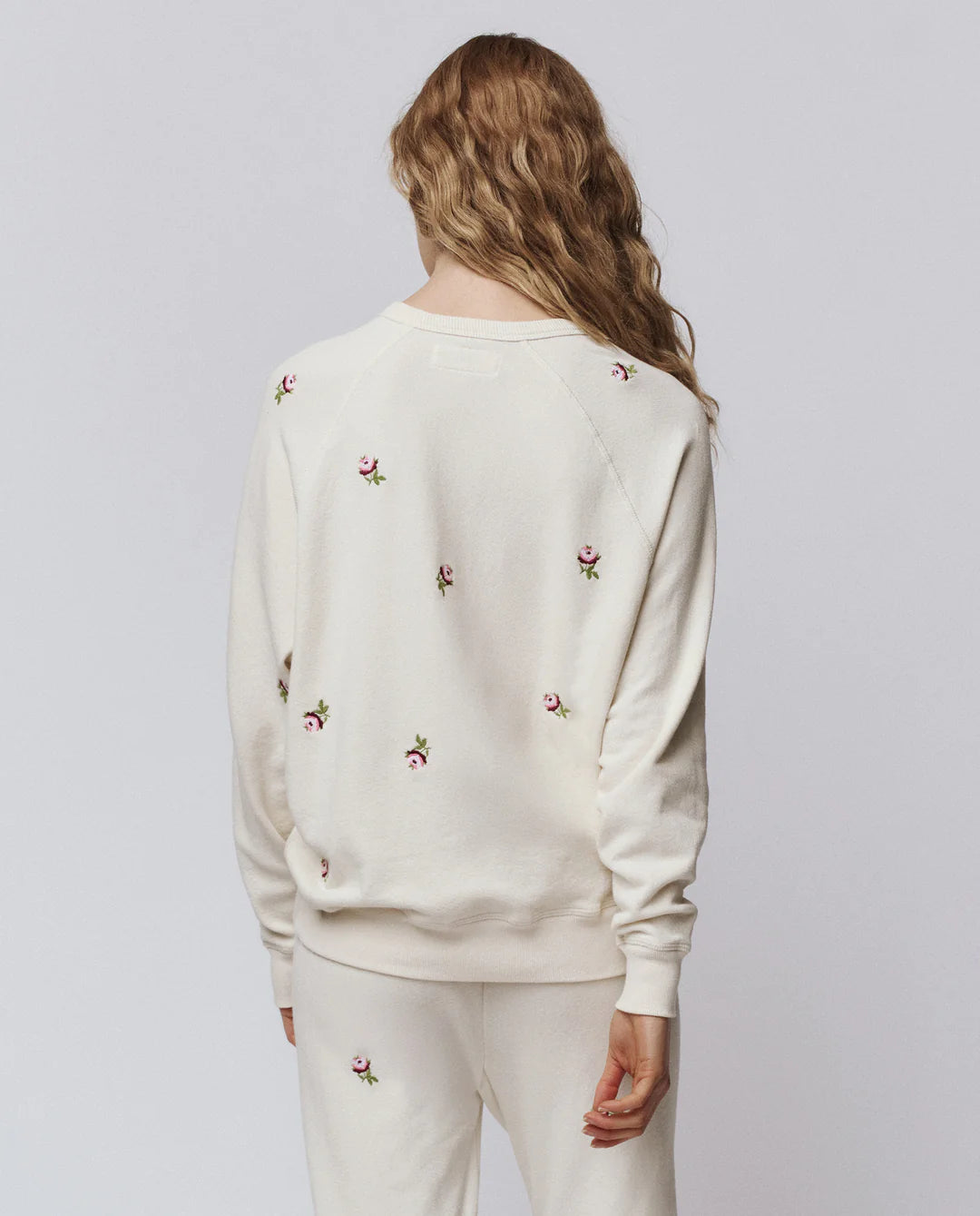 THE COLLEGE SWEATSHIRT W/ EMBROIDERED ROSES