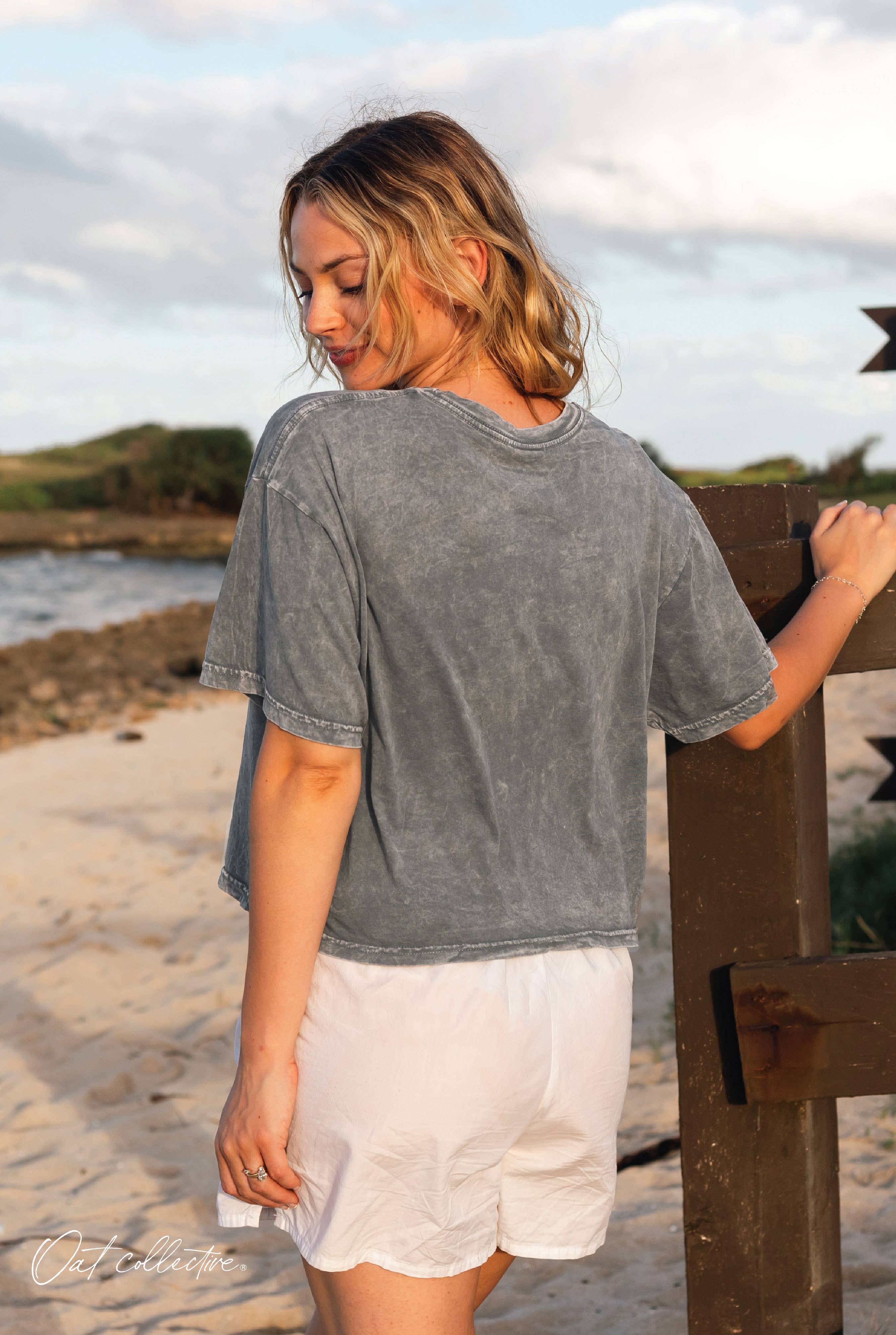 ALOHA HAWAII Cropped Mineral Washed Graphic Top
: CREAM / S